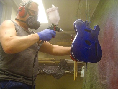 Lacquering the body with 2-component acrylic lacquer. I wet sanded the cured lacquer surface with 800 and 1200 grit papers before spraying the next one.